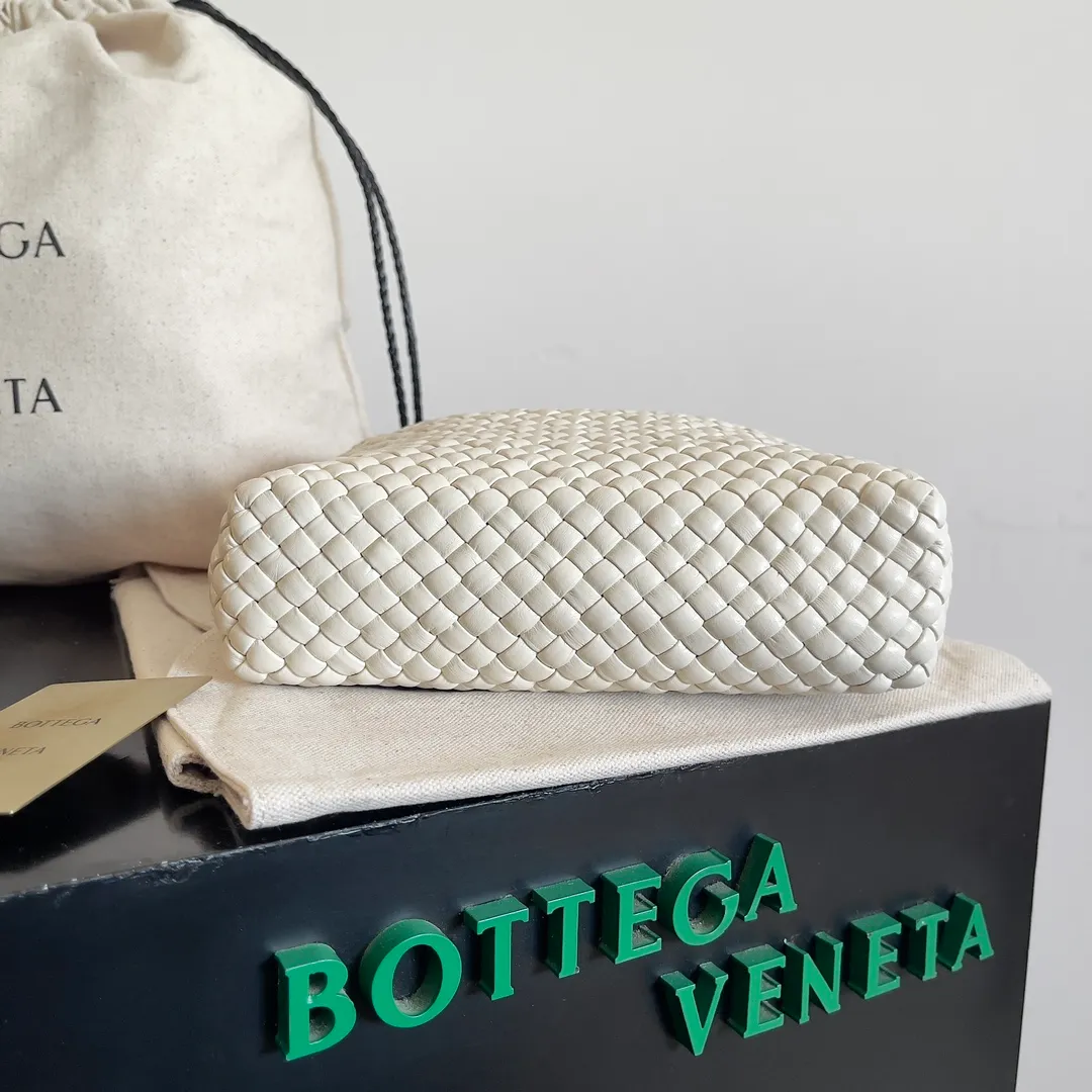 Batch 3760 BV collectible small woven handbags are really YYDS!! Bottega Veneta’s most classic small woven handbags are back! ! We use the highest quality leather with the highest craftsmanship❤️ to create the most expensive works. We have created the Intrecciato leather weaving process❤️ This unique traditional exclusive leather weaving method has not only become our logo but also reflects the time-consuming and labor-intensive craftsmanship of our products❤️ The new TOSCA handbag must be a selection worth collecting🆕 Style number: 776755 Size: 20*15.5*7cm